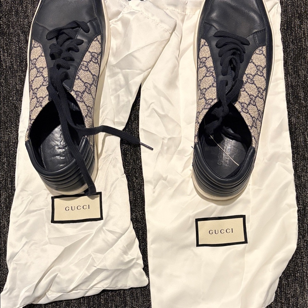 Gucci Navy & Beige GG Supreme Low-Top Sneakers - Picture 4 of 5